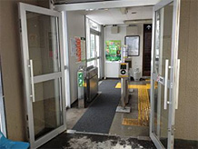 長都駅の改札口(黒い部分が滑り止めマット)
