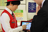 iPadでお客さまへご案内するインフォメーションスタッフ