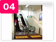 ③番ホームへ向かうエスカレーターを上ります。 →