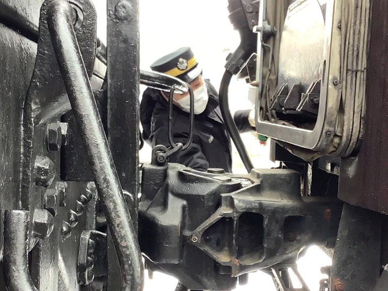 機関車（SL）と客車を切り離します。